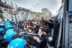 Forcejeos entre policías y manifestantes en Turín. La Fiesta de la Liberación bajo tensión
