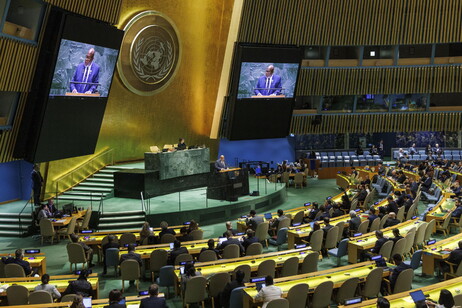 Presidente de la Asamblea General ONU, Dennis Francis, habla antes de la votación.