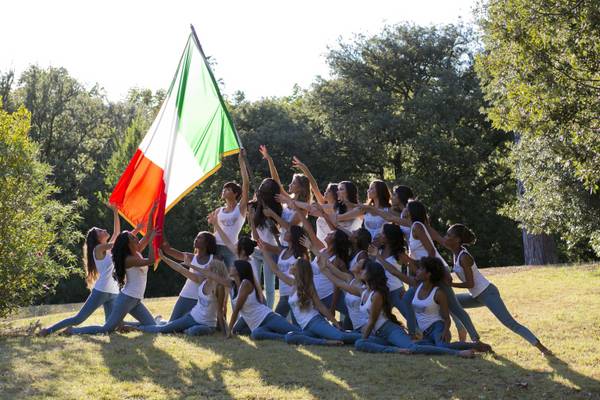 Miss Italia: ragazze straniere rendono omaggio a Tricolore