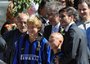 Moratti con il capitano della squadra Xavier Zanetti posa con due bambini con la maglia dell'Inter