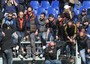 Il capitano del Genoa Marco Rossi cerca di calmare gli ultras rossoblu'