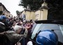 Momenti di tensione per l'arrivo della bara Priebke ad Albano, dove si sono tenuti - tra feroci proteste - i funerali