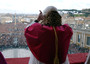 Papa Benedetto XVI alla sua prima apparizione sulla Loggia delle benedizioni della Basilica di San Pietro, subito dopo l'elezione