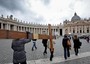 I giovani del Centro S. Lorenzo portano la croce delle GMG donata loro da Giovanni Paolo II come ogni giorno in piazza San Pietro per recitare il rosario