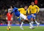 10 febbraio 2009, amichevole Italia-Brasile a Londra: Giuseppe Rossi (s) contarstato da Felipe Melo