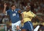 Alessandro Del Piero in contrasto con il brasiliano Celio Silva l'8 giugno 1997  a Lione durante l'amichevole Italia-Brasile che termina 3-3