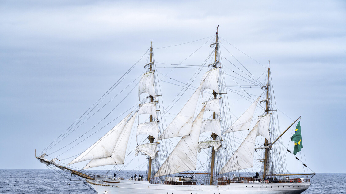 Navio-escola italiano Amerigo Vespucci navega na costa brasileira