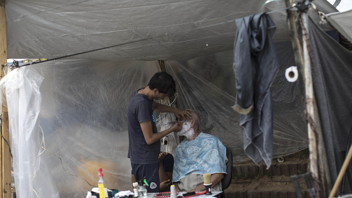 Displaced Palestinians take refuge in tent complex in Khan Yunis © ANSA/EPA