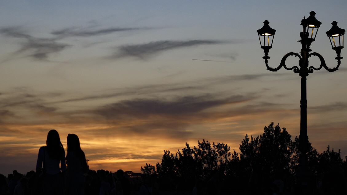 Italianos apreciam pôr do sol próximo do Vaticano