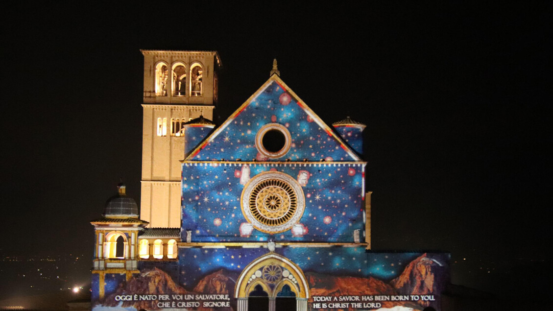 Luci e presepe di sabbia accendono il Natale di Assisi