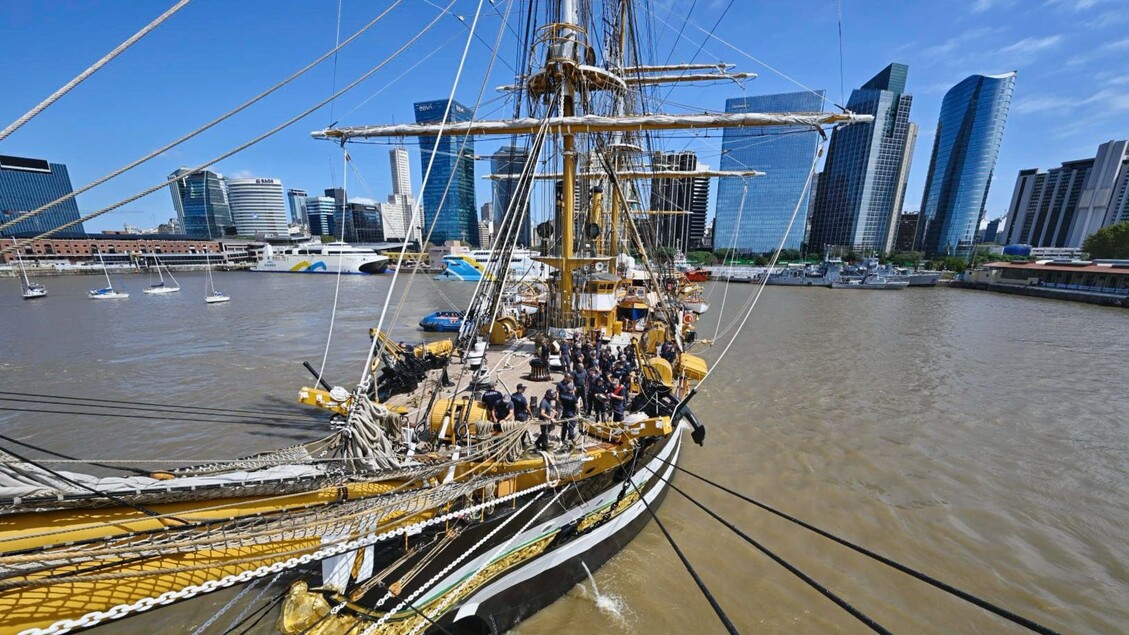 Amerigo Vespucci, 'veleiro mais belo do mundo', em Buenos Aires