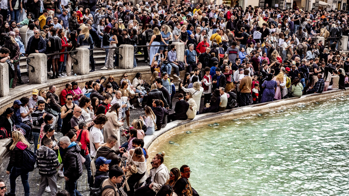 Centenas de turistas lotam Fontana di Trevi, no centro de Roma