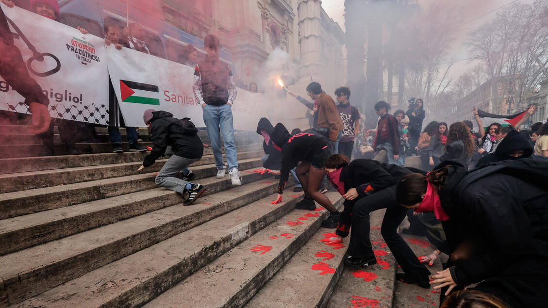 No 'Dia das Mulheres', multidão protesta contra violência em Roma