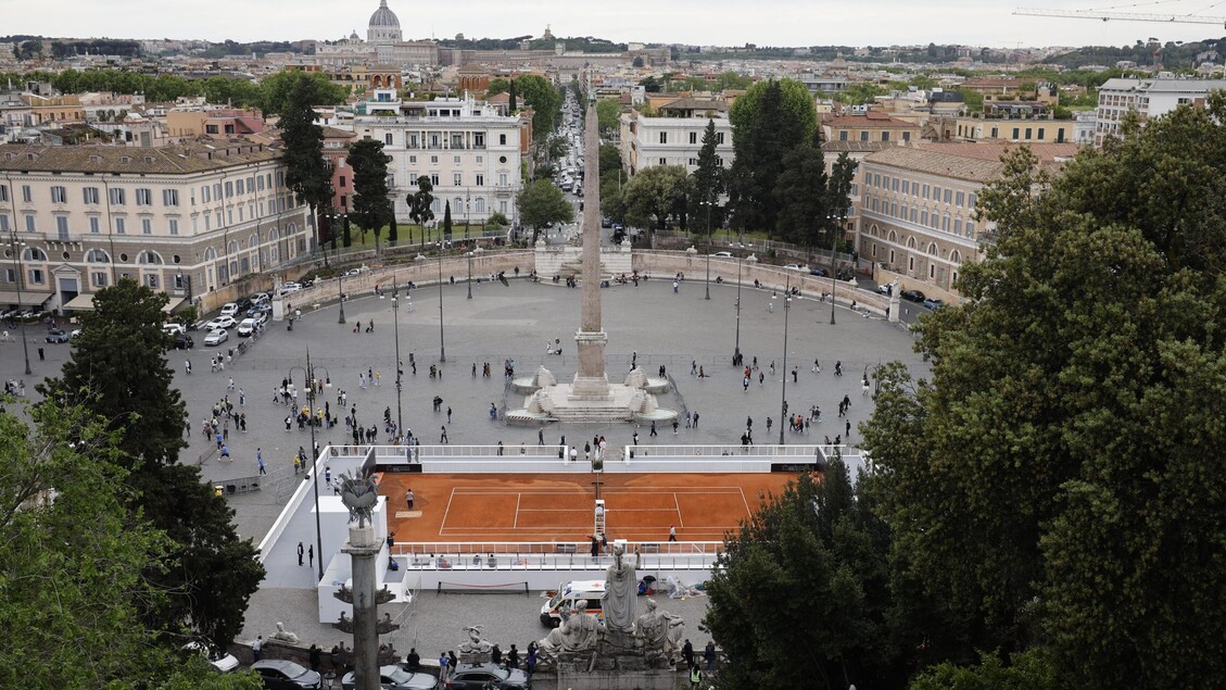 Quadra de saibro foi montada na Piazza del Popolo