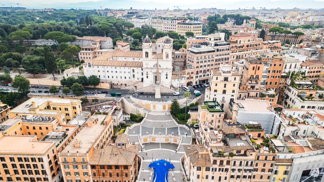 Camisa gigante da Itália é colocada na Piazza di Spagna, em Roma