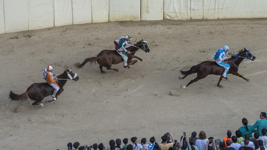 Competidores disputam Palio de Siena na Piazza del Campo