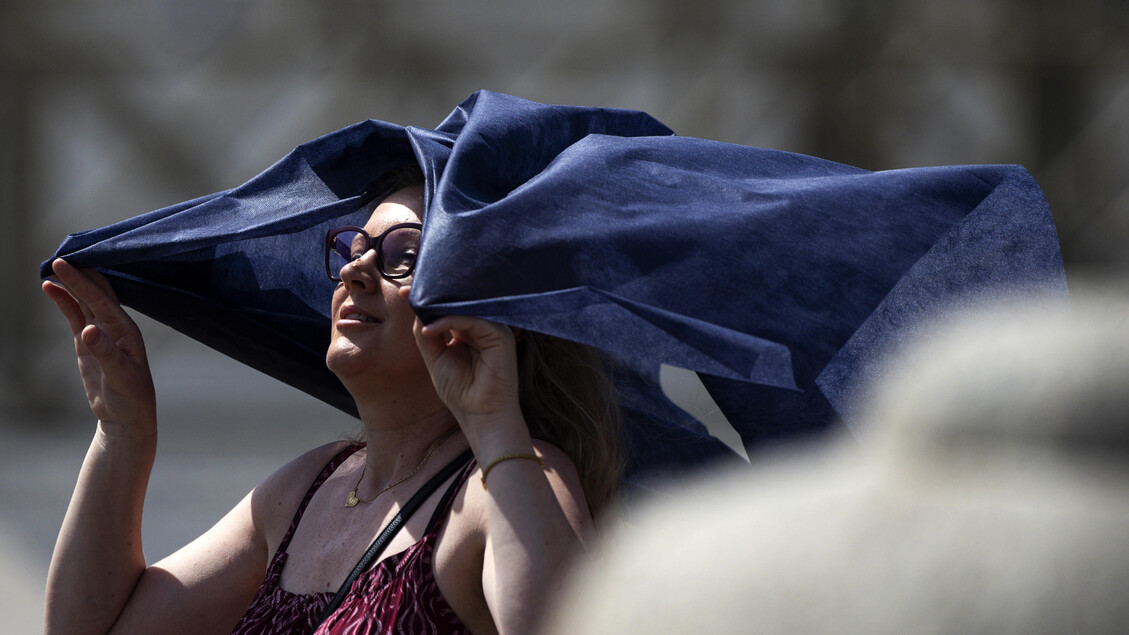 A pesar del calor, los turistas pasean en Roma