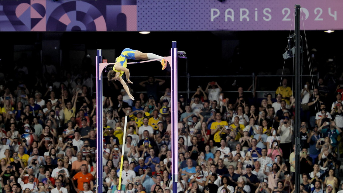 Armand Duplantis 'voa' para bater recorde mundial e olímpico no salto em altura