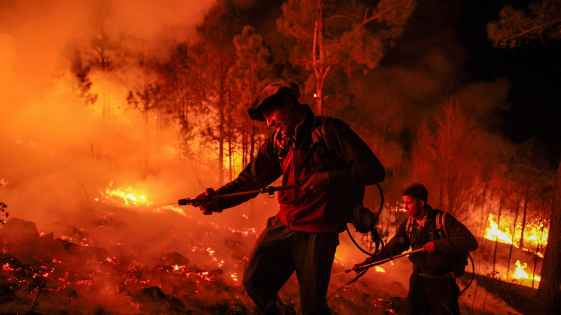 En Argentina, bomberos batallan contra el fuego en la provincia de Córdoba