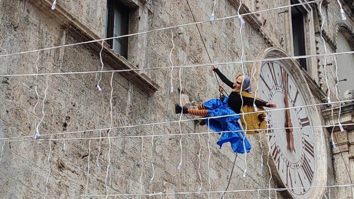 El vuelo de la Befana en la Piazza del Popoli en Ascoli