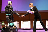 La giornalista Eleonora Chioda saluta sul palco RoBee, robot umanoide cognitivo