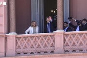 Argentina, Milei e Meloni salutano la folla dal balcone del palazzo presidenziale