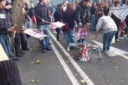 Torino, manifestanti bruciano le foto di Salvini e Meloni