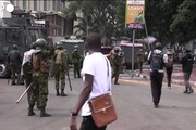 Kenya, scontri fra manifestanti e polizia vicino al Parlamento a Nairobi