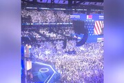 L'ingresso trionfale di Kamala Harris alla convention dem