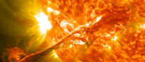 Una potente eruzione solare (fonte: NASA/GSFC/SDO da Flickr CC BY 2.0)