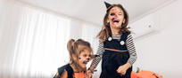 Halloween due bimbe mascherate si divertono foto iStock.