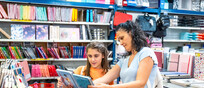 Madre e figlia scelgono accessori per la scuola foto iStock.