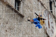 El vuelo de la Befana en la Piazza del Popoli en Ascoli