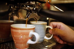 En Italia se sirven al menos 6 mil millones de tazas de café por año.