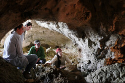 Gli archeologi del WashU stanno indagando sulle grotte costiere e sottomarine nella Sicilia sud-orientale, rintracciando la prima dispersione umana sull'isola. Credito: Ilaria Patania