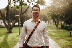 Camminare accende un sorriso. Attestazione: jacoblund -iStock