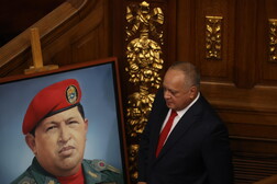 El ministro de Interior de Venezuela, Diosdado Cabello, junto a un retrato de Hugo Chávez