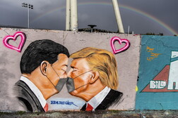 Emblemático mural en las calles de Berlín, Xi Jinping y Donald Trump