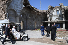 Francisco frente a la destruida catedral católica de Mosul, durante su viaje a Irak en 2021.