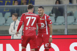 Dany Mota celebra uno de sus goles con Georgios Kyriakopoulos