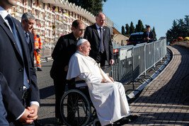 El Papa en el cementerio Laurentino para la misa por los difuntos.