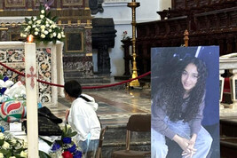 Un momento dei funerali della quindicenne