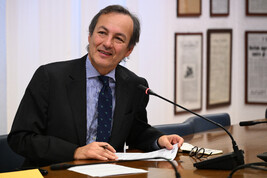 El director general de ANSA, Stefano De Alessandri, durante la firma del acuerdo.