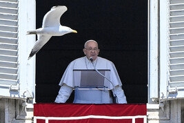 Francisco durante el rezo del Regina Caeli, hoy (ANSA)