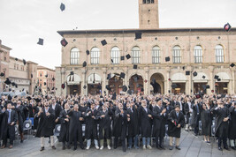 La proclamazione degli studenti e studentesse dalla Bologna Business School in Piazza Maggiore