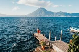 El bello paisaje guatemalteco y el volcán Atitlan como telón de fondo