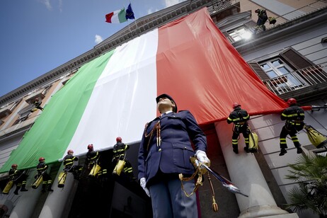 Bandeira italiana na fachada de prédio em Nápoles, sul do país