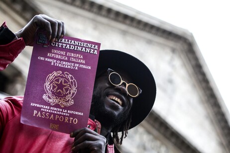 'Quem nasce e cresce na Itália é italiano', diz cartaz em protesto em Roma