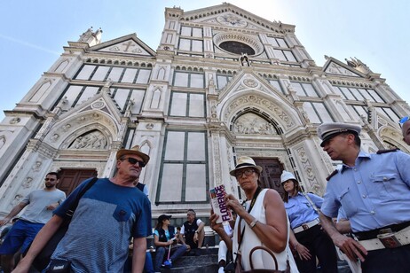 La plaza Santa Croce de Florencia, invadida por visitantes