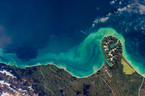 Le correnti oceaniche intorno alla penisola Banks, in Nuova Zelanda, dove i colori delle acque cambiano colore sette volte al giorno (fonte: ESA/A.Gerst)